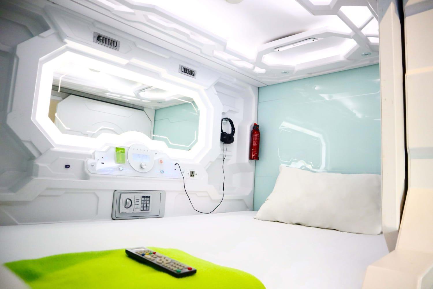 Whiz Capsule Hotel Thamrin Jakarta Jacarta Exterior foto