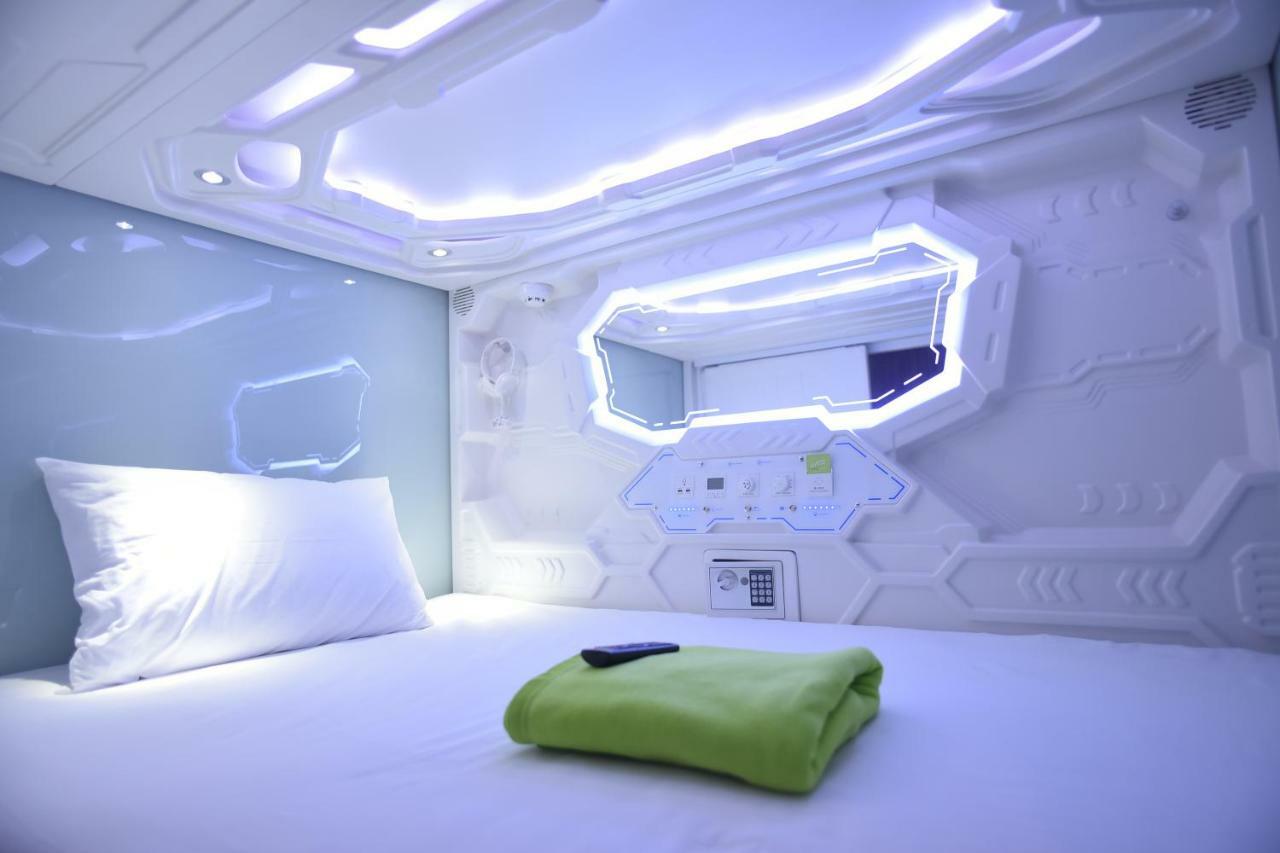 Whiz Capsule Hotel Thamrin Jakarta Jacarta Exterior foto