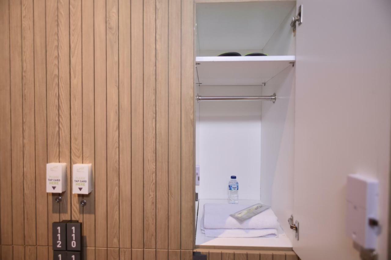 Whiz Capsule Hotel Thamrin Jakarta Jacarta Exterior foto